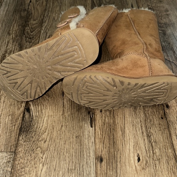 ⚡️HP⚡️UGG Chestnut Bailey Button Triplet Shearling Suede Boots - Picture 5 of 8